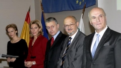 Οι υπουργός Εξωτερικών Ρουμιάνα Ζέλεβα (δεύτερη από αριστερά) και οι πρέσβες της Σουηδίας και της Ισπανίας, Πολ Μπέγιαρ και Χόρχε Φουέντες (δεξιά)